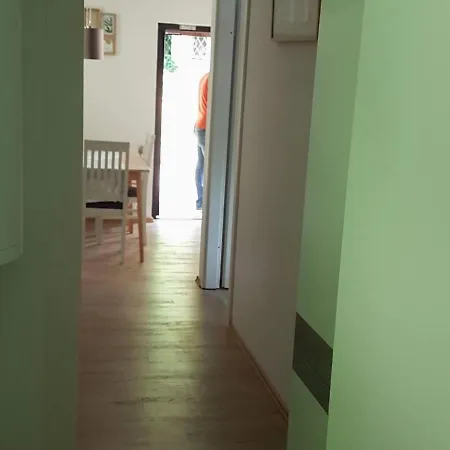 In Dorfzentrum Near 湖畔的费尔德