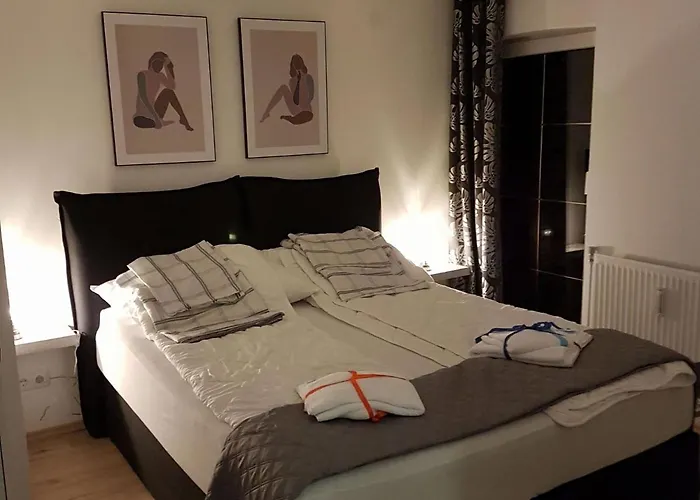 In Dorfzentrum Near פלד אם סי